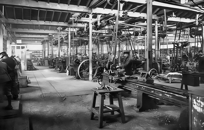 [Intérieur d'un atelier de fabrication au début du 20ème siècle]